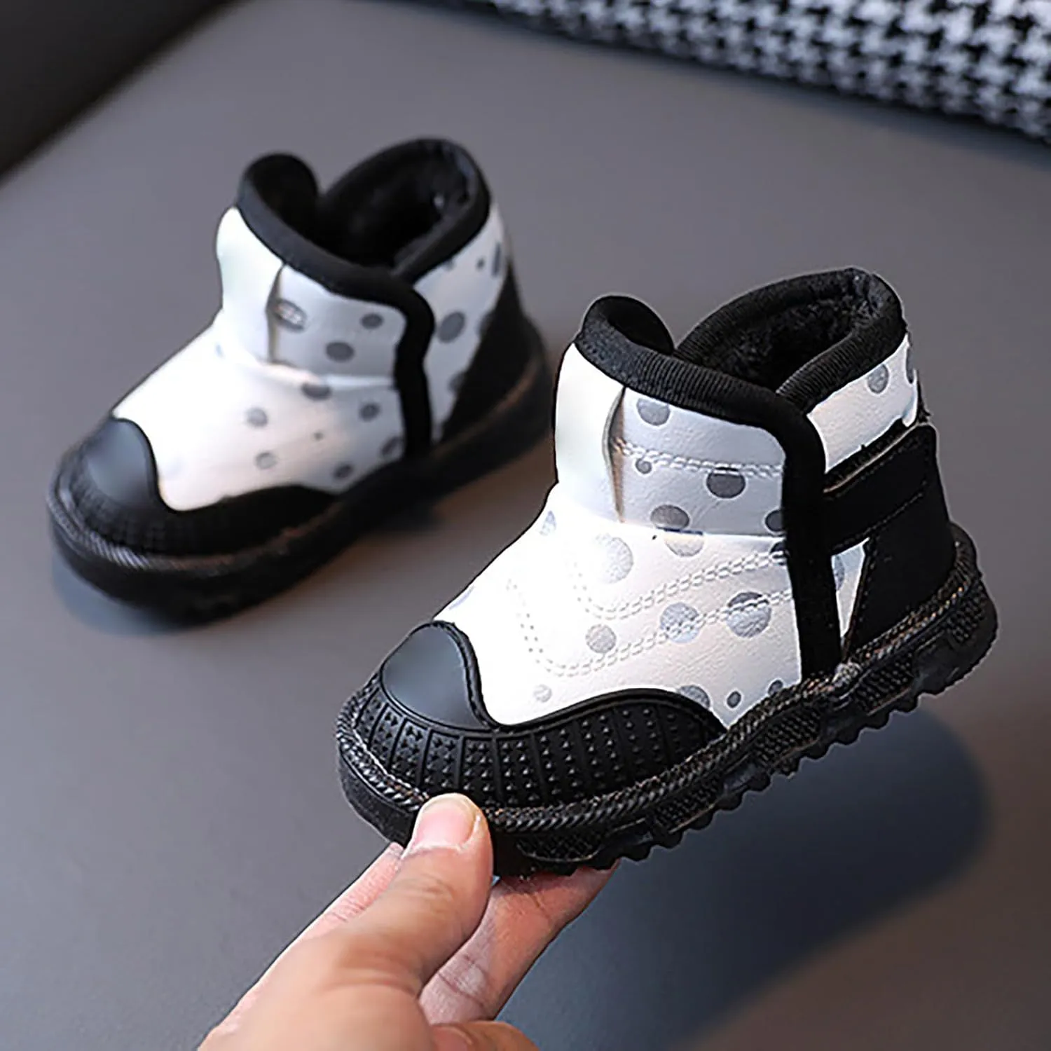 Infant Boys Girls Thicken High Top Luminous Sneakers Fleece Plush Soft Lightweight Light Up Toddler Shoes Girls Size 6